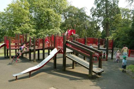childrens_play_area_in_oaklands_park_(o)_large